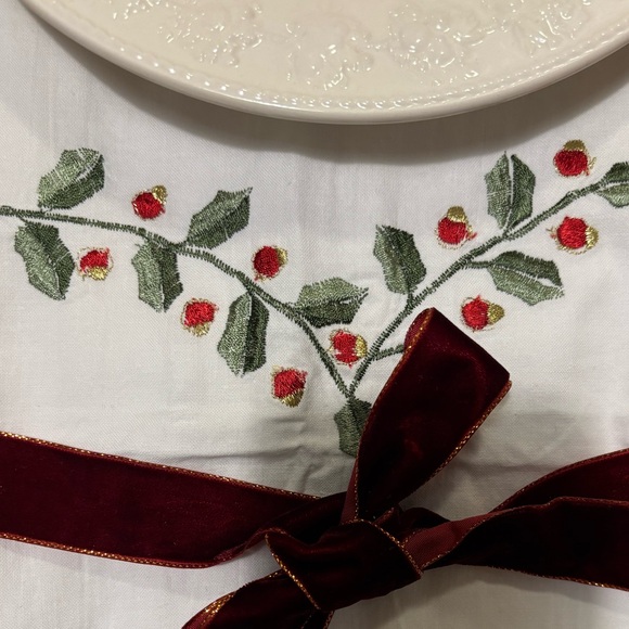 Gifts for Anyone🎁 April Cornell Embroidered Cotton Tablecloth - Picture 2 of 6